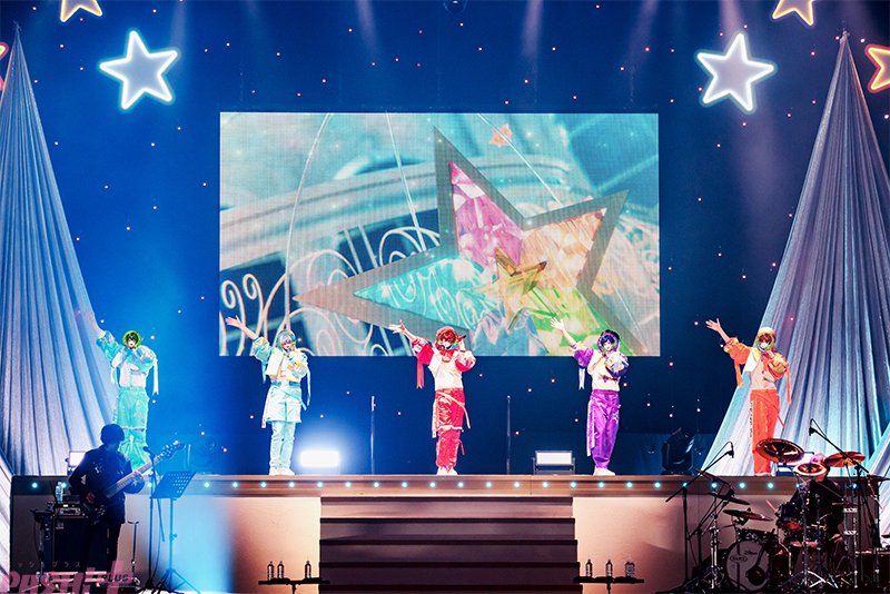 magazine_pash's tweet photo. 「すたぽら」自身初のホールライブを完全ソールドアウトで開催！ 結成5周年、Relu卒業前最後の5人のステージの写真付きレポートが到着

#すたぽら

https://t.co/HYB6IrOB0S https://t.co/T8eeXOvA6V
