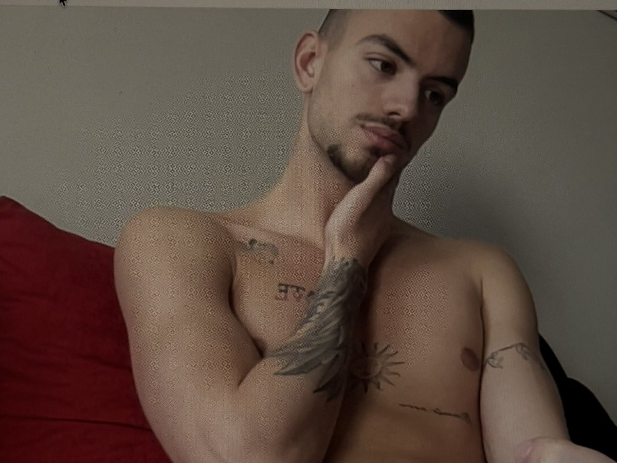 LukaShkibola's tweet photo. bored in the house https://t.co/iSIkwHsKYj
