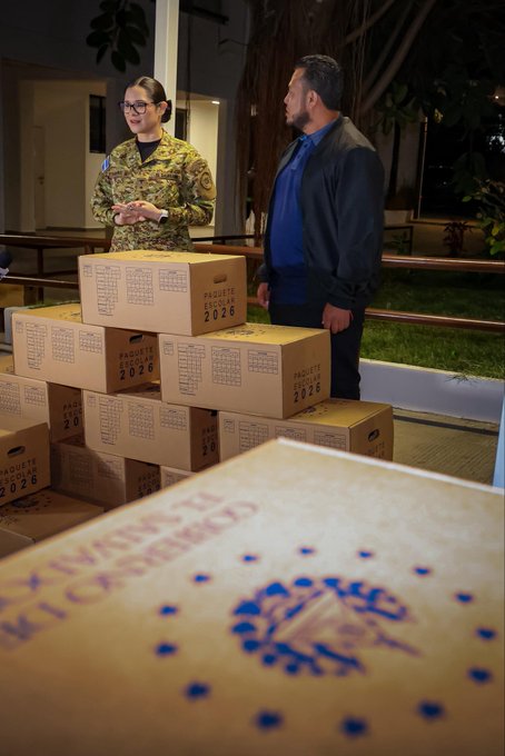 Colochamar's tweet image. Hoy inicia el año escolar para el sistema educativo público de El Salvador, serán entregados 1.2 millones de paquetes escolares a escala nacional. Beneficiando a estudiantes de Parvularia 4 hasta Bachillerato. La ministra de @EducacionSV, @KarlaETrigueros verifica la entrega.