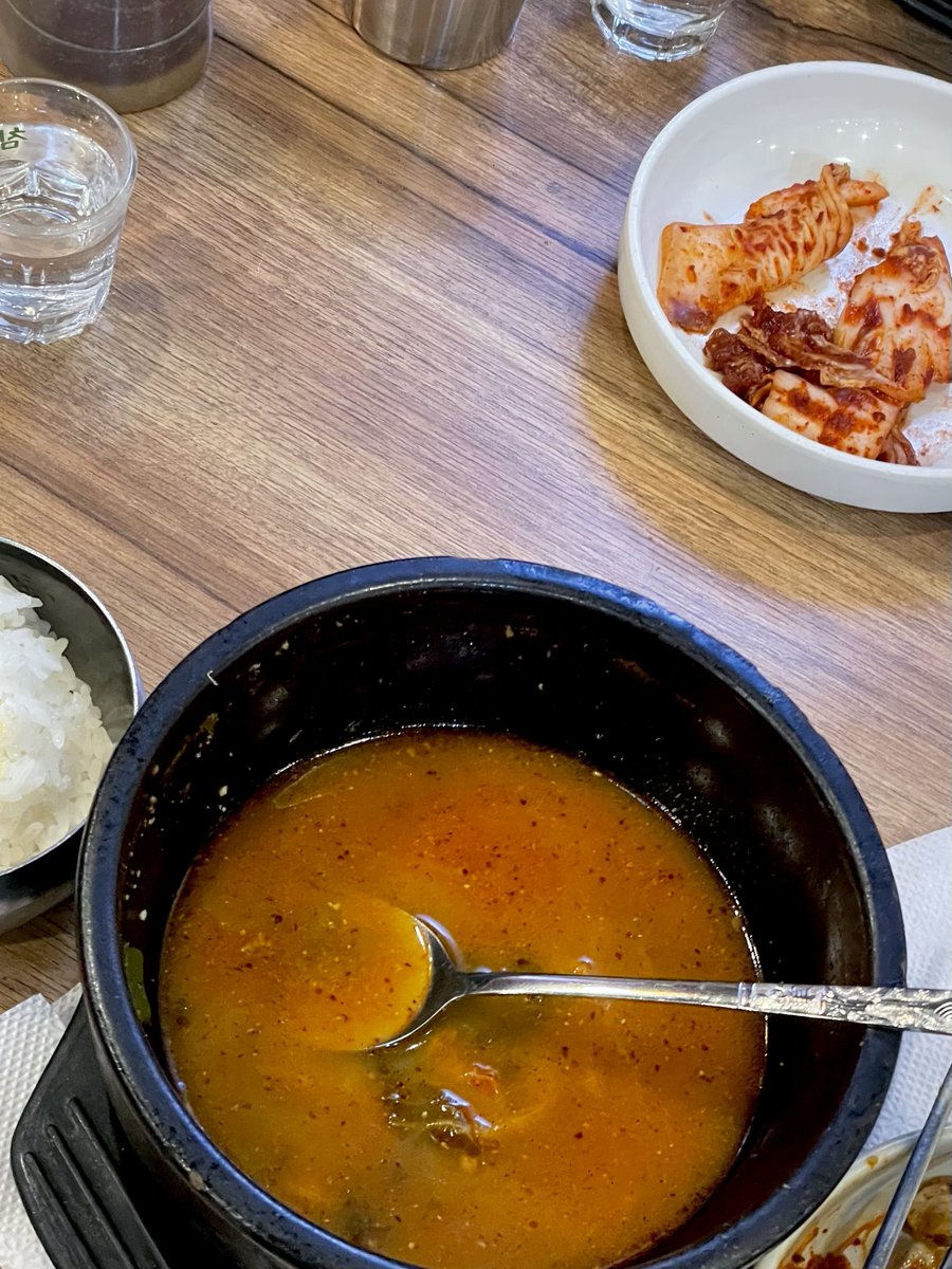 어제 콘서트 뒷풀이의 잔해들…ㅋㅋㅋ못참고 해 뜰때까지 달렸다 몬얘기 개꿀잼😆