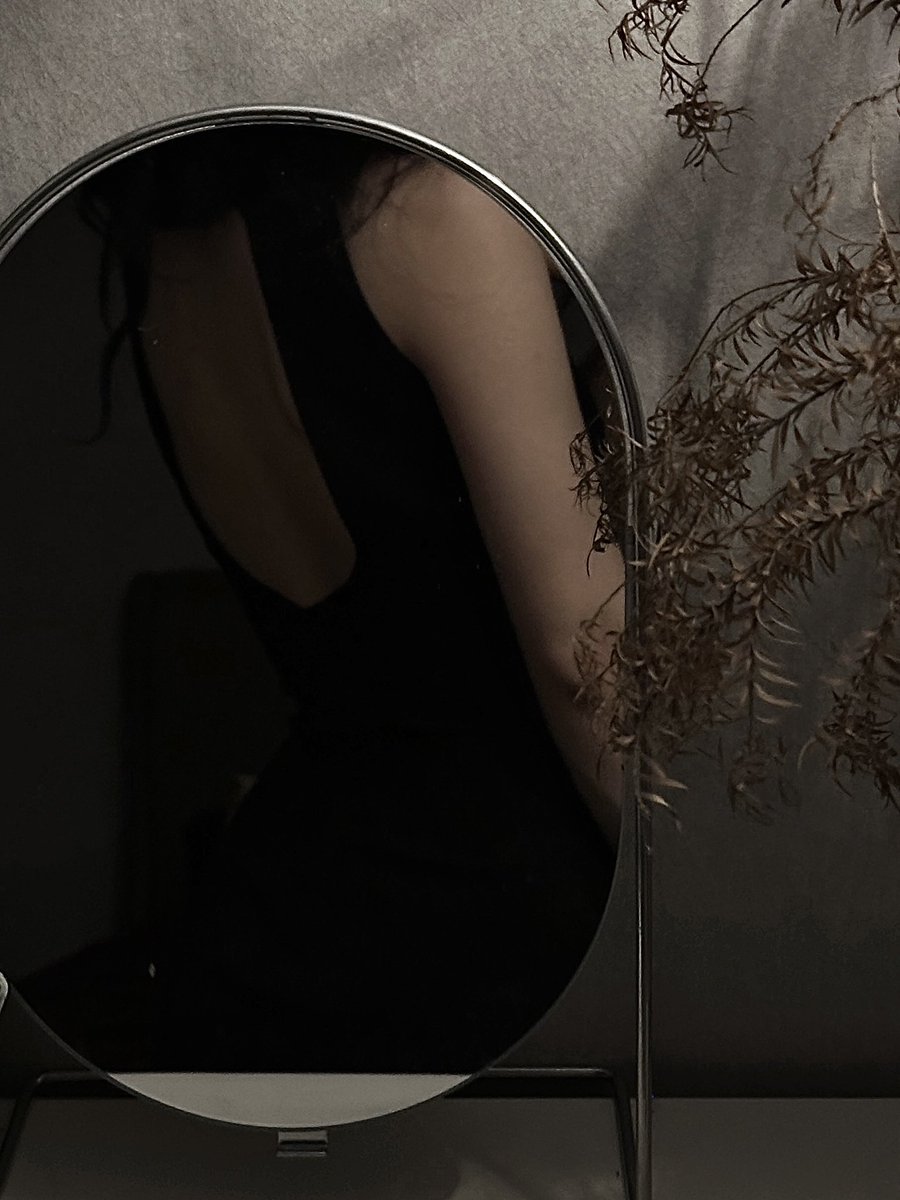 出差四处奔波让我觉得被这座城市挖空了肉体，二月的心情是多云。
需要37度的体温。