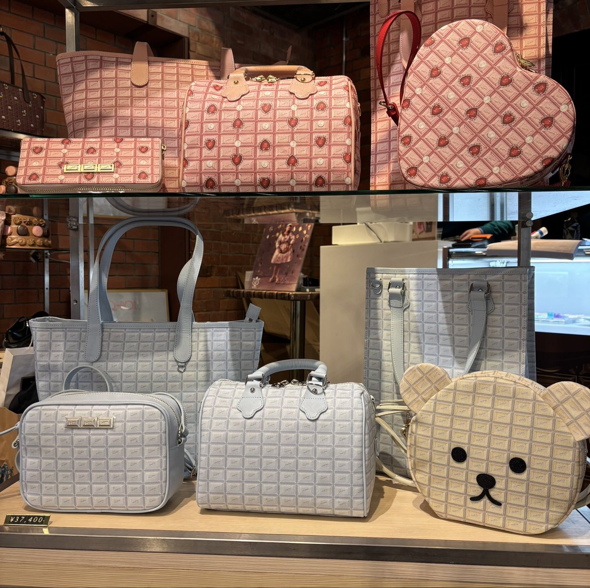 2026.2.3(Tue)～3.2(Mon)
#横浜 赤レンガ倉庫
期間限定ショップがオープン！

赤レンガ倉庫のある横浜が舞台の
童謡『あかいくつ』からインスパイアされた、
限定アクセサリーやノベルティが登場👠
新作チョコレートドレスなど先行発売アイテムも🍫

皆様のご来店お待ちしております！