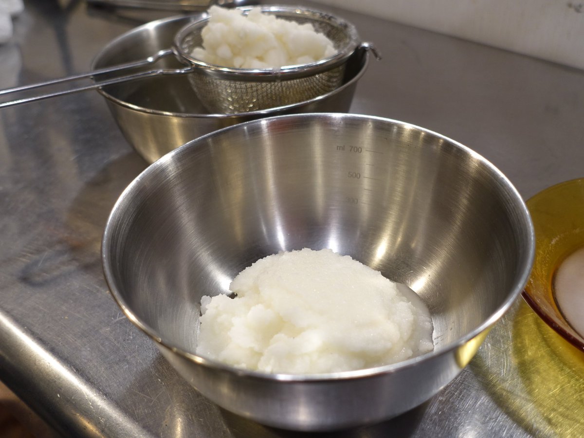 先月行った、ウミネコカレー店主の古里さんとの海水から塩をつくる会。今日はその第2回。
諸事情あって、海水採取は古里さんにお願いして、僕は途中合流した。
前回獲得した経験則、先人の知恵、等々を活用して、前回よりも手探り感少なめで、適切な塩が出来上がった🧂
得られたものは塩だけではない◎