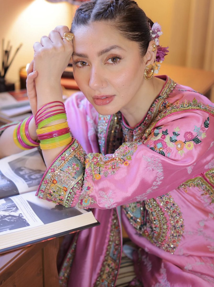 lubitubis's tweet photo. oh one of my fav mahira khan desi looks alr. the whole look is just so so pretty https://t.co/XOmFEg5Ddm