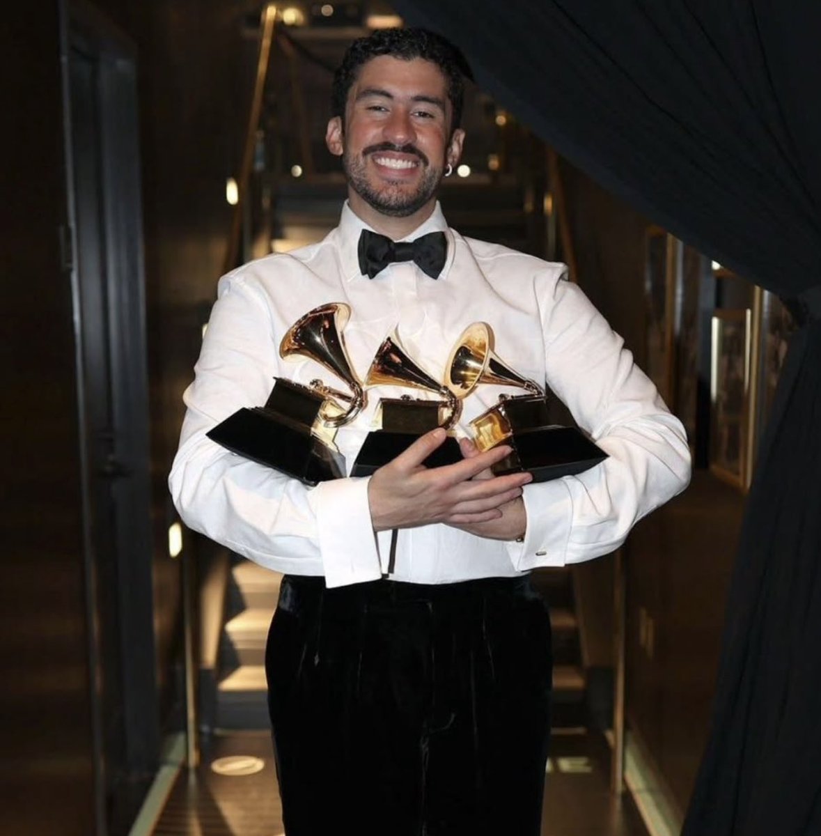 badbunnycl_'s tweet image. Buenos días para los que vieron a su artista favorito ganar el #AOTY este 2026 🐰❤️

— Bad Bunny con los tres grammys que obtuvo anoche. #GRAMMYs