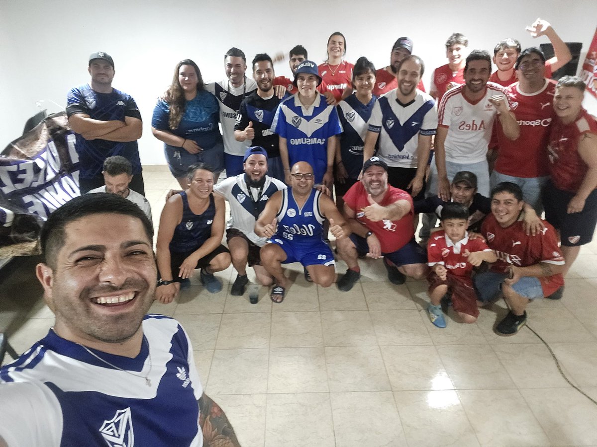 elshowdevelez's tweet photo. Buen dia Fortineros !!!!!

Histórico!!!! Vieron el partido juntos, ehhhhh!!!!!! 🤔 ¿cómo?

📸 El CM recibió las fotos de la juntada de la @penavelezcomahue (Neuquén y Rio Negro) y la Peña de Independiente en Neuquén 👏👏.

🤓 Vieron el partido juntos. Canticos de un lado y del otro. La pasaron disfrutando del folklore del fútbol y en familia 💙🤍 #Hermoso

¡Felicitaciones!, buena iniciativa🙌

#velez #elshowdevelez #consangreazilyblanca