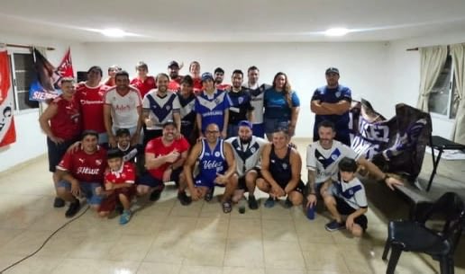 elshowdevelez's tweet photo. Buen dia Fortineros !!!!!

Histórico!!!! Vieron el partido juntos, ehhhhh!!!!!! 🤔 ¿cómo?

📸 El CM recibió las fotos de la juntada de la @penavelezcomahue (Neuquén y Rio Negro) y la Peña de Independiente en Neuquén 👏👏.

🤓 Vieron el partido juntos. Canticos de un lado y del otro. La pasaron disfrutando del folklore del fútbol y en familia 💙🤍 #Hermoso

¡Felicitaciones!, buena iniciativa🙌

#velez #elshowdevelez #consangreazilyblanca
