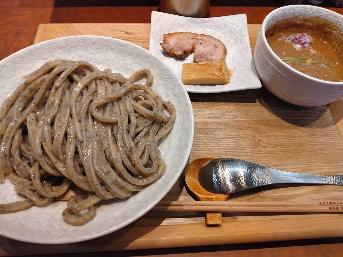 明日から石版探しに行くのでしばらくスト6動画の更新はありません。
お詫びにこの前食べたつけめんの画像置いておきます。