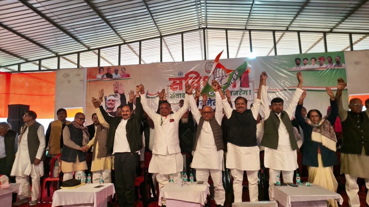avinashpandeinc's tweet photo. आज लखनऊ स्थित कांग्रेस प्रदेश मुख्यालय में आयोजित ‘संविधान संवाद एवं राज्य स्तरीय मनरेगा सम्मेलन’ में संविधान और जनअधिकारों की मजबूती से रक्षा का संकल्प दोहराया गया। कार्यक्रम में कार्यकर्ताओं और पदाधिकारियों की व्यापक सहभागिता यह बताती है कि लोकतंत्र और गरीबों के हक की लड़ाई पूरी ताकत से लड़ी जाएगी।
इस अवसर पर उत्तर प्रदेश कांग्रेस अध्यक्ष श्री @kashikirai जी, AICC सचिव एवं यूपी प्रभारी श्री @snp_inc जी, AICC राष्ट्रीय सचिव श्री @AlamTauquirJNU जी, विधायक श्री @VirendraUPCC जी, AICC सचिव श्री @Nilanshu_INC जी तथा अन्य वरिष्ठ नेताओं की गरिमामयी उपस्थिति रही।
कांग्रेस मुख्यालय से उठा यह संदेश बिल्कुल स्पष्ट है-संविधान, मनरेगा और गरीबों के अधिकारों से कोई समझौता नहीं होगा।