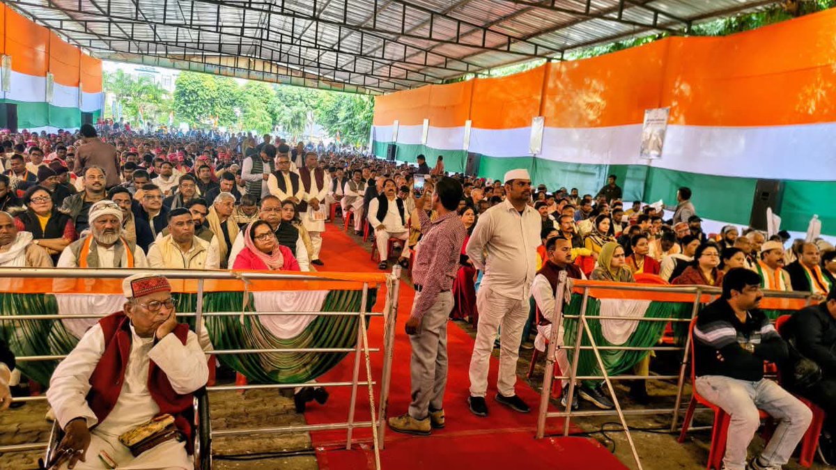 avinashpandeinc's tweet photo. आज लखनऊ स्थित कांग्रेस प्रदेश मुख्यालय में आयोजित ‘संविधान संवाद एवं राज्य स्तरीय मनरेगा सम्मेलन’ में संविधान और जनअधिकारों की मजबूती से रक्षा का संकल्प दोहराया गया। कार्यक्रम में कार्यकर्ताओं और पदाधिकारियों की व्यापक सहभागिता यह बताती है कि लोकतंत्र और गरीबों के हक की लड़ाई पूरी ताकत से लड़ी जाएगी।
इस अवसर पर उत्तर प्रदेश कांग्रेस अध्यक्ष श्री @kashikirai जी, AICC सचिव एवं यूपी प्रभारी श्री @snp_inc जी, AICC राष्ट्रीय सचिव श्री @AlamTauquirJNU जी, विधायक श्री @VirendraUPCC जी, AICC सचिव श्री @Nilanshu_INC जी तथा अन्य वरिष्ठ नेताओं की गरिमामयी उपस्थिति रही।
कांग्रेस मुख्यालय से उठा यह संदेश बिल्कुल स्पष्ट है-संविधान, मनरेगा और गरीबों के अधिकारों से कोई समझौता नहीं होगा।