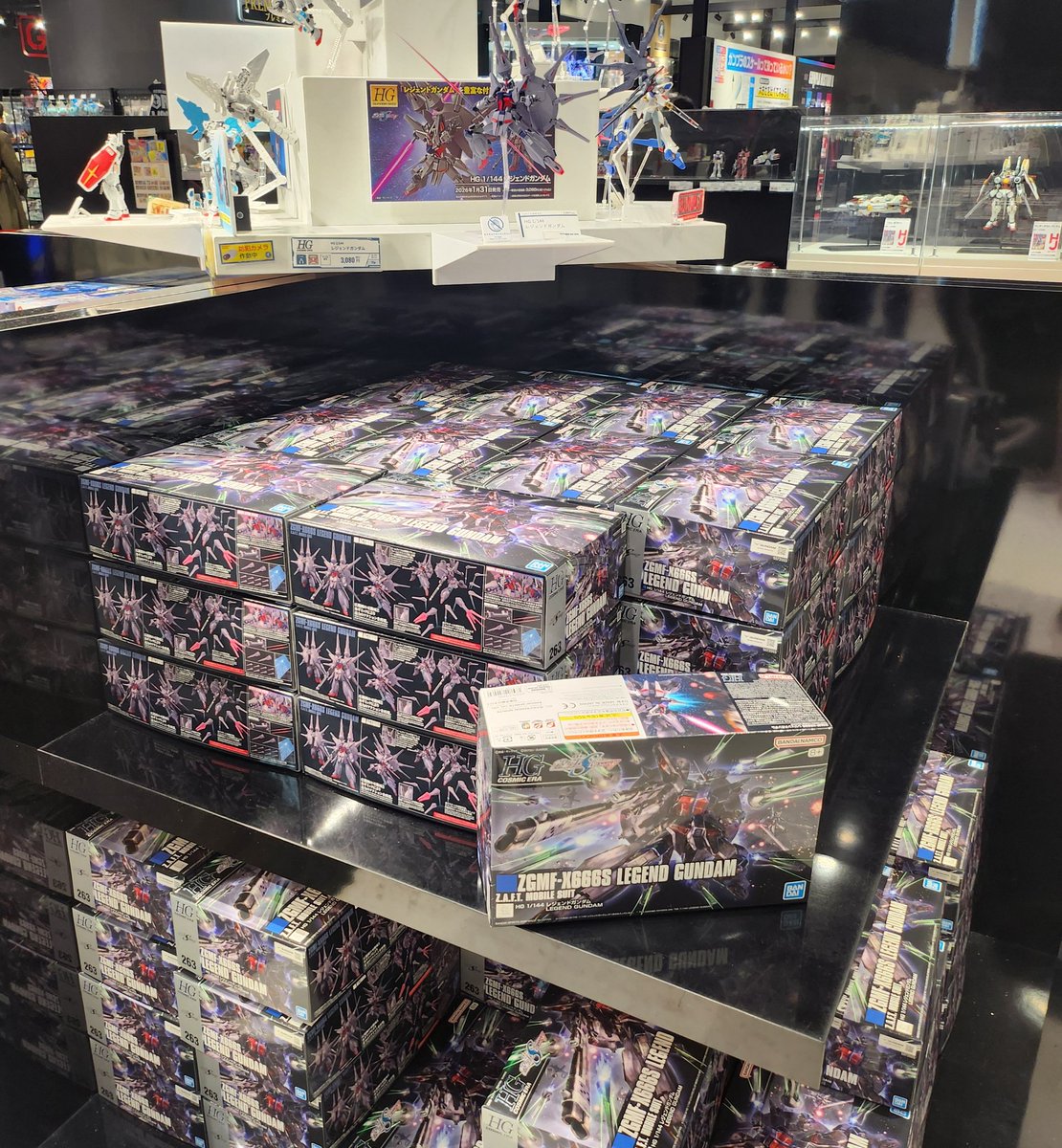 ガンダムベース東京仕事帰りに寄ったけど、HG レジェンドいっぱい売ってたぁ〰️😂
てか、3000円越えるのね💦💦💦たかぁ😲💰💨💨

#ガンプラ
