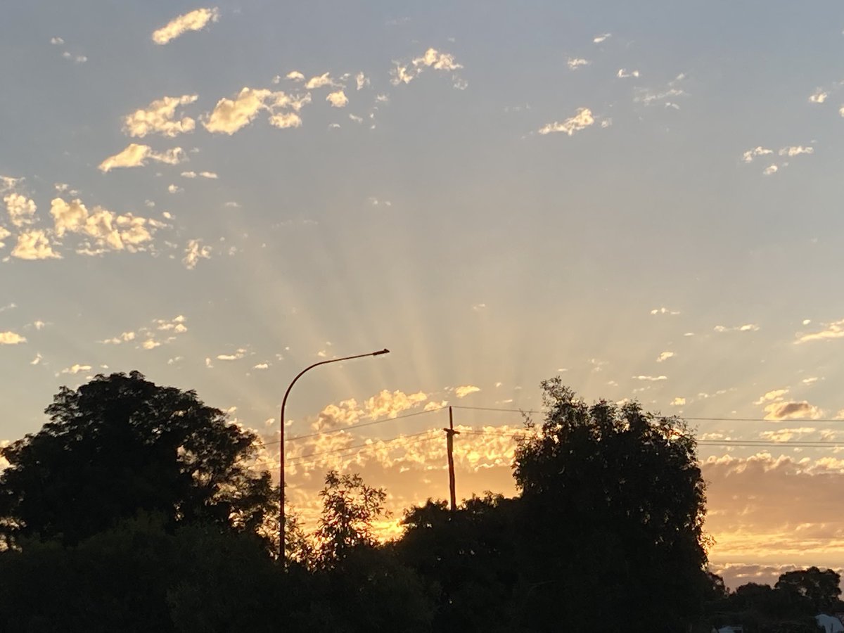perthovalman's tweet photo. @weather_wa @coffeevanishere @BunburyWeather @drstip @JayStill4 @baxlex @AvisM @paulmp @speedbird020 @Sparrow_65 @ManjitK6987 @ImTheOnlyAstro @MJG_1990 @Barnsy_Lisa @2017Ferret @ParmeliaWeather Tonight’s sunset 🌅 Crepuscular rays #sunset #perth #Crepuscularrays https://t.co/bpGm6KORmh
