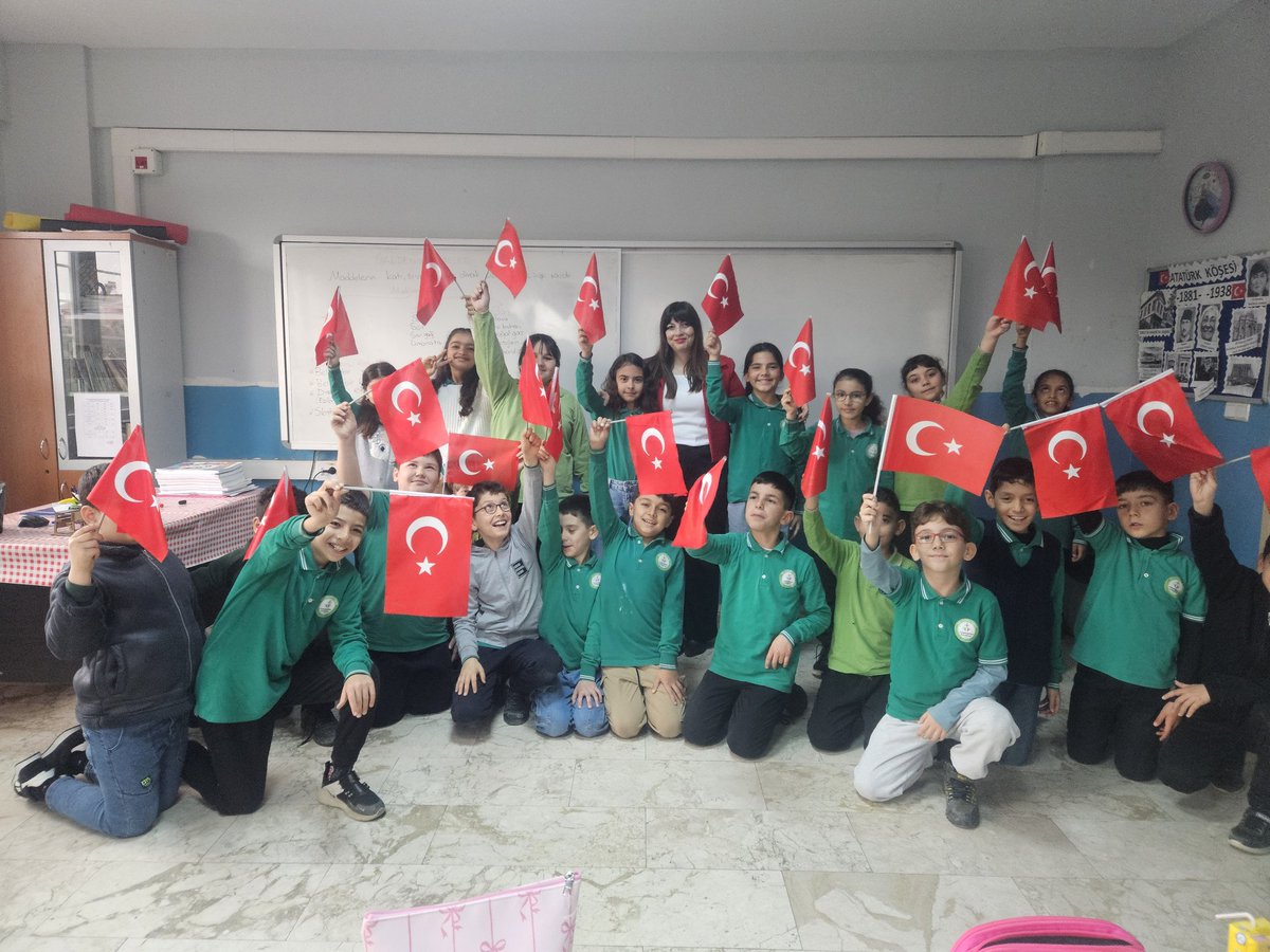 Hnmcumhuriyet's tweet photo. 🇹🇷🇹🇷  İLK DERSİMİZ BAYRAK🇹🇷🇹🇷
İSTİKLAL BAYRAKLA
İSTİKBAL MAARİFLE
#Bayraksevgisi  @tcmeb @denizlimem @emre_caliskan @bulent_akhan20 https://t.co/91Lncsy9Or
