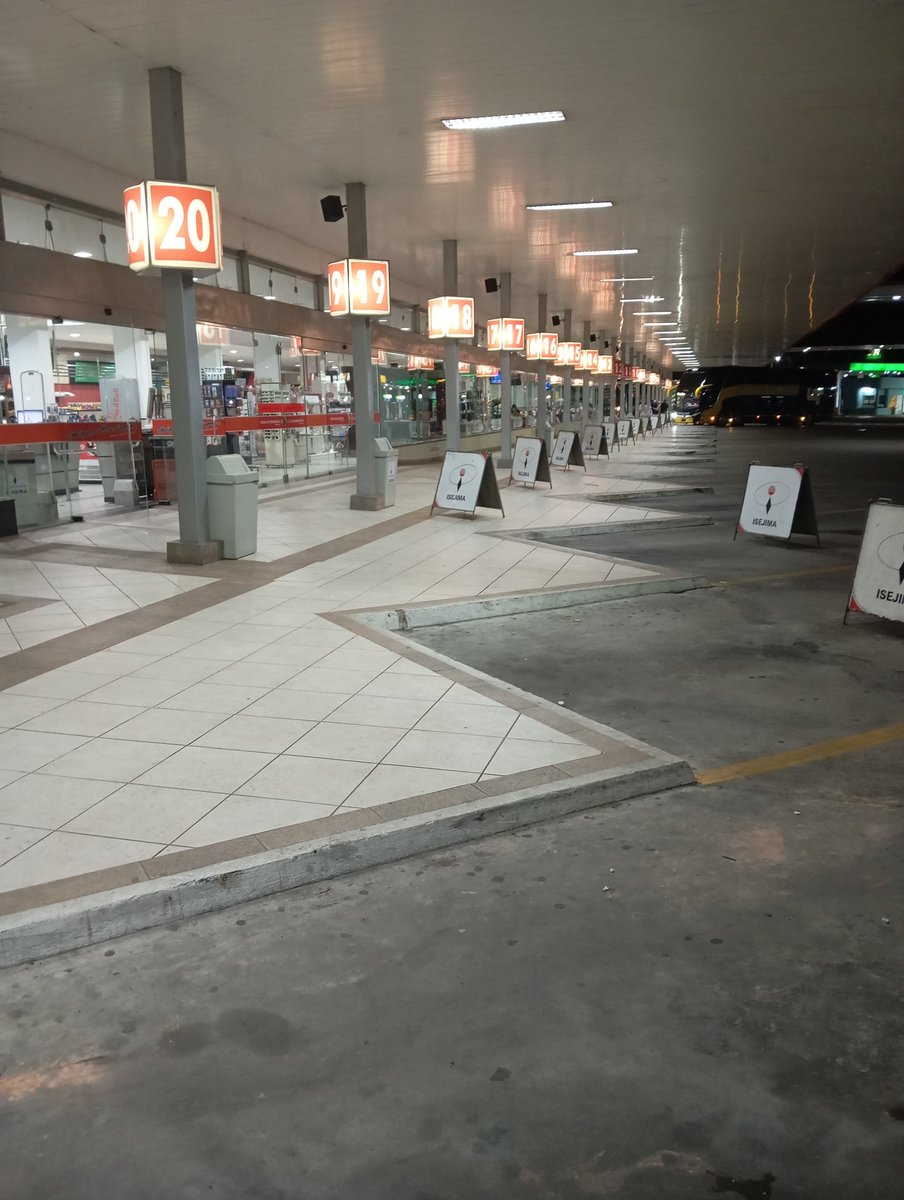 Diário de bordo, dia 2.
Fomos salvos ontem por um lugar chamado O Fazendeiro (Posto de combustivel e hotel), mas como não aceitam animais, um dormiu junto da cachorrinha no carro.

Faltam 930 km, acho que vamos ficar mais 1 dia na estrada, e vou tentar platinar Joust na viagem.