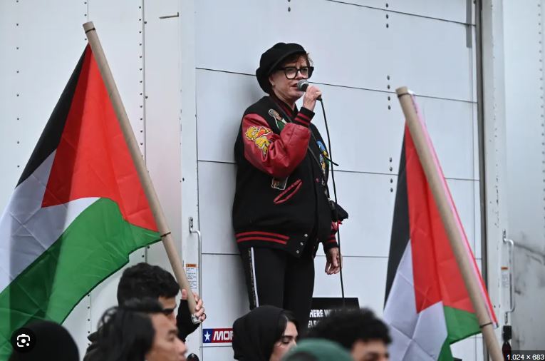 CORTESÍA Y COMPROMISO

Me han aconsejado en algunas ocasiones que no polemice, pues daña mi imagen, pero siempre he creído en el compromiso y esa convicción conlleva inevitablemente la denuncia de ciertas conductas. Sócrates presumía de ser el "tábano de Atenas", es decir, de