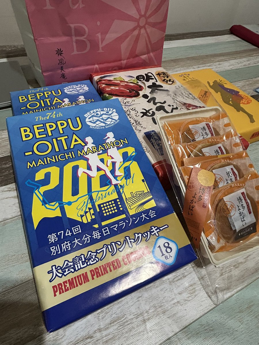 完走タオルは
もらえなかったようですが
お土産は沢山

旦那『お前の趣味は苦しくなくて
いいよなぁ〜』😳
おまけに前日コケて胸まで痛いと😓

無理してやることないのに
次は来月、静岡マラソンらしい
もう、誰にも止められない😂