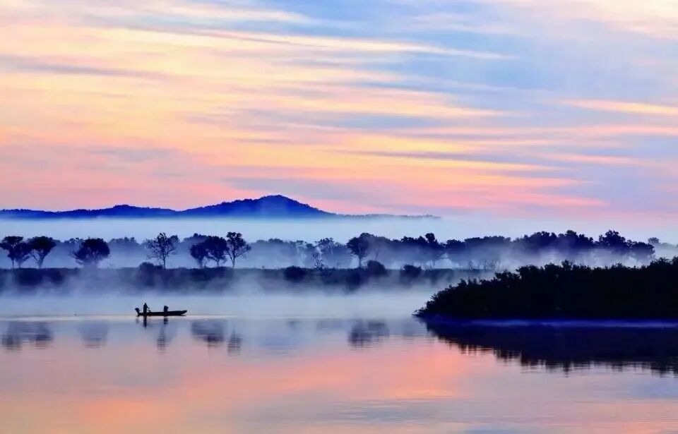 visitheilongji1's tweet photo. See waves frozen in time at the stunning Xingkai Lake! 🧊From hiking Honey Mountain to Wusuli River winter fishing, #Jixi offers endless snowy adventures for every explorer. 🎣
Photo credit: ©鸡西市文体广电和旅游局
#XingkaiLake #WinterFishing #ChinaTravel #winterinheilongjiangchina