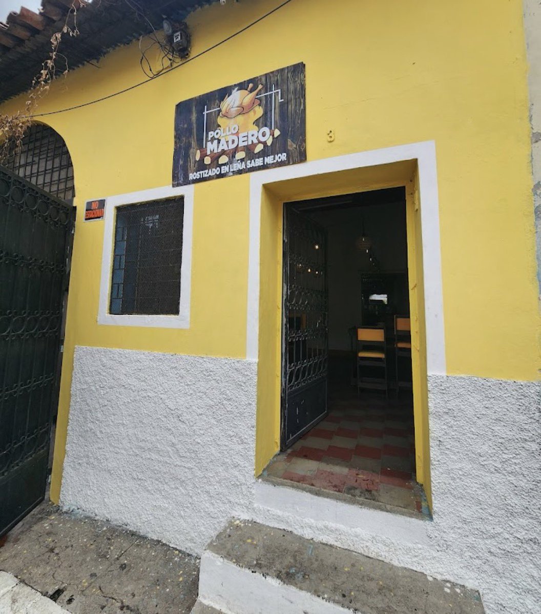 elabejaSv's tweet photo. El pequeño que ha puesto a temblar a un gigante, por qué una multinacional ha actuado legalmente en contra de una pequeña venta de pollo ubicada en Quezaltepeque la libertad El Salvador 🇸🇻??? #PolloMadero https://t.co/0nmpsAZ9ea
