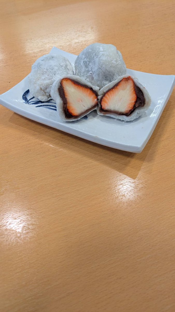 t2yade's tweet photo. 最近のマイブームは和菓子作り‼︎
いちご大福を作ったよ〜。
いちごをあんこで包むのは思ったよりも大変やった…
でもちゃんと美味しくできました！
こし餡を使って次は何を作ろうかな？ https://t.co/ArTeqqa8Ml