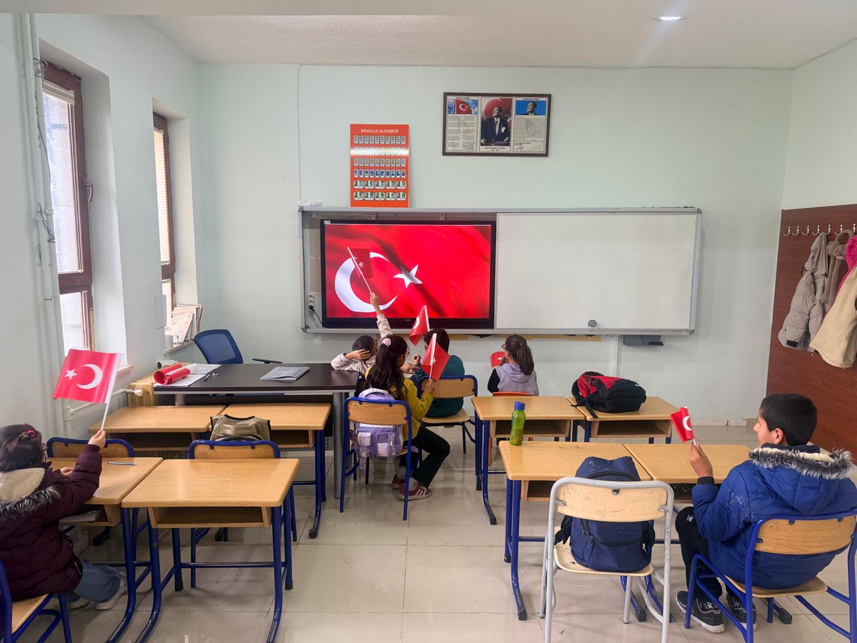 SanlGorme's tweet photo. 2025-2026 Eğitim Öğretim yılının ikinci döneminde ilk dersimiz bayrağımız. 🇹🇷🇹🇷🇹🇷 https://t.co/pCQuc9iTX9
