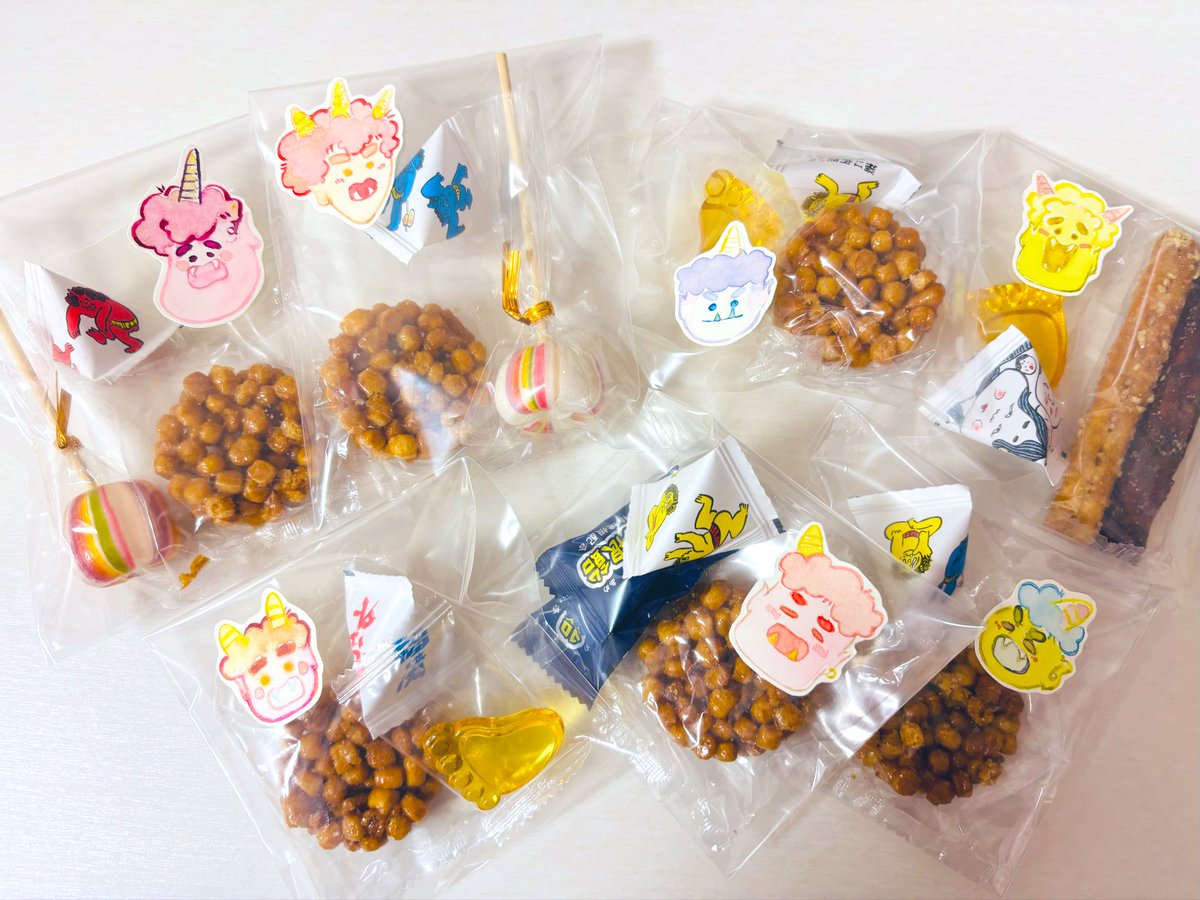 節分だしなと思いつきで会社の人に持っていくお菓子を詰めた 水彩で絵もつけてみたけど可愛くできたかも👹