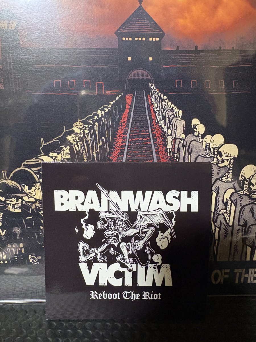 Chacha28monkey's tweet photo. 無事BRAINWASH VICTIMの新譜フラゲ出来ました！
まさにCRS日本代表！
１曲ずつ歌詞の内容調べていこ https://t.co/jCl0UllWO3