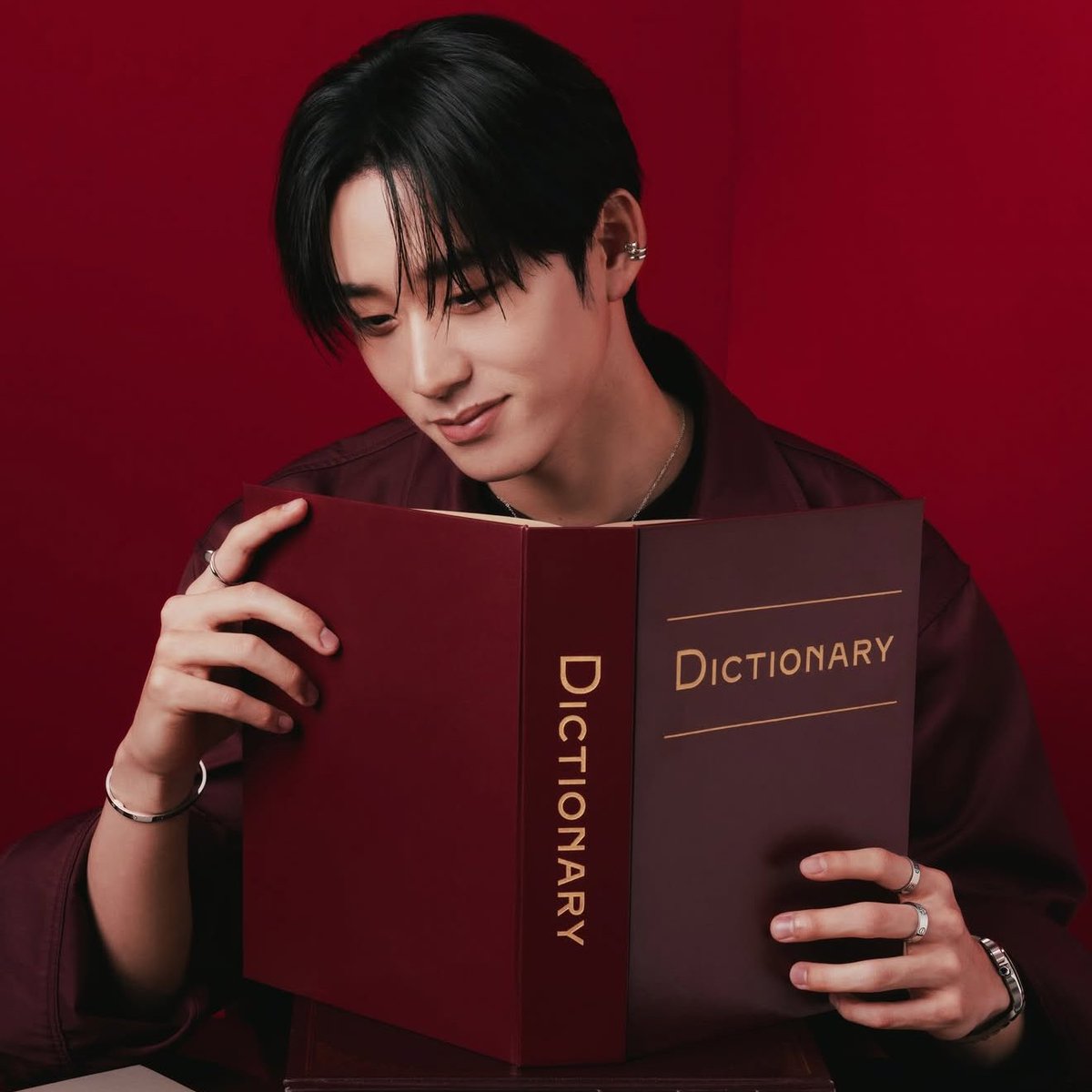 underthesamsky_'s tweet image. คาร์เทียร์เข้าเอสจริงด้วย ㅠㅠ แล้วมาลุคสีแดงขับผิวขับ accessories สีเงินแบบสุดๆ โคตรดีอะ #est_rvp