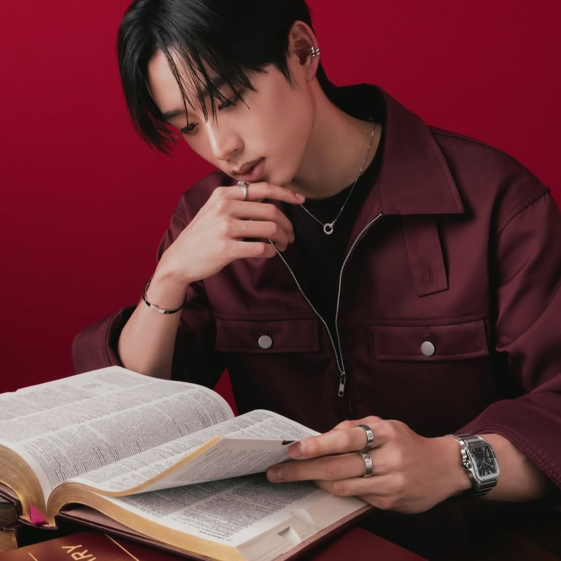 underthesamsky_'s tweet image. คาร์เทียร์เข้าเอสจริงด้วย ㅠㅠ แล้วมาลุคสีแดงขับผิวขับ accessories สีเงินแบบสุดๆ โคตรดีอะ #est_rvp