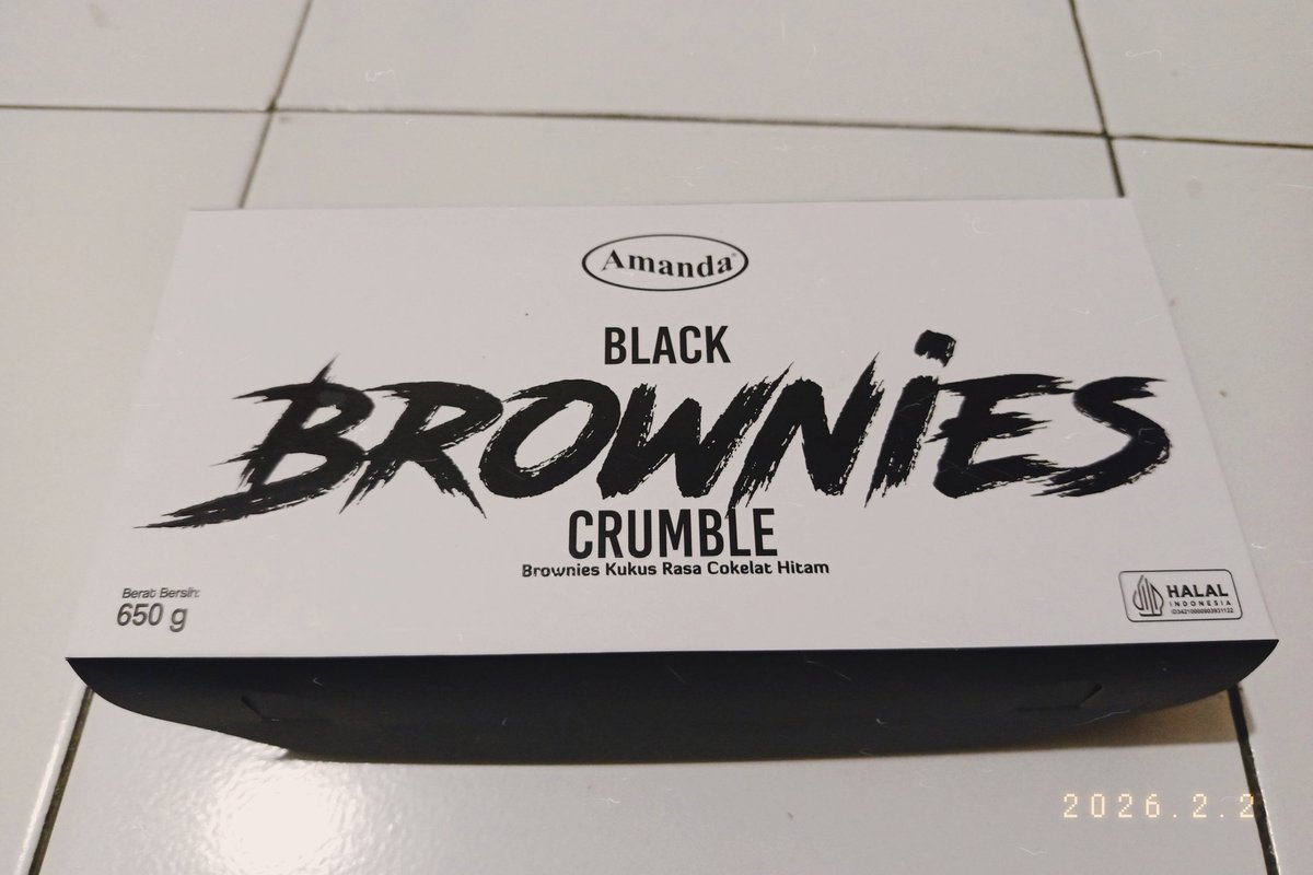 ClCACU's tweet photo. @_AmandaBrownies Man, hari ini ak ultah terus dibeliin brownies Amanda yang black crumble sama pacarku yang oke itu (pamer). 🥺💗 https://t.co/0H7D2YERIf