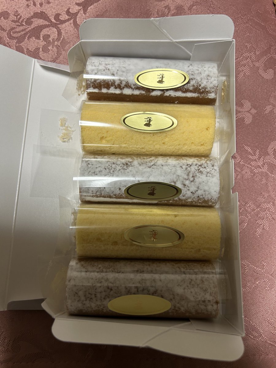 hama20210511's tweet photo. SNSで教えていただいた
銀座WESTの節分限定商品
予約しておき受け取りに
「プチロール」
小さいから丸かじりにぴったり？
中のクリームがモカとプラリネ
プラリネ！
ナッツがプチプチしていておいしーい https://t.co/IFPSnIMAhx