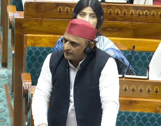 JaikyYadav16's tweet photo. लोकसभा में नेता प्रतिपक्ष राहुल गांधी के समर्थन में उतरे अखिलेश यादव।

राहुल गांधी जी पूर्व सेना प्रमुख मनोज नरवाने जी की पुस्तक की 4-5 लाइन पढ़ना चाहते थे लेकिन लोगों ने हंगामा मचा दिया और पढ़ने नहीं दी।

जवाब में अखिलेश यादव जी ने कहा कि 

"अध्यक्ष महोदय चीन का मुद्दा काफी Sensitive है अगर कोई सुझाव है जो देशहित में हो तो नेता प्रतिपक्ष को पढ़ने देना चाहिए।"🔥

लेकिन लोगों ने उन्हें 4 लाइन नहीं पढ़ने दी, बाद में दो जननायक की जुगलबंदी जरूर देखने को मिली।