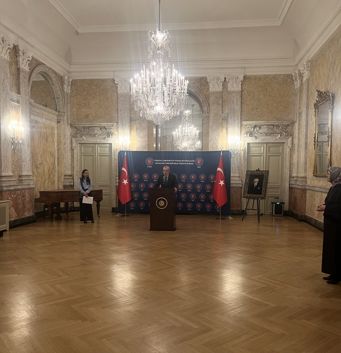 30 Ocak tarihinde Viyana’da YETKM, YTB, Konya Büyükşehir Belediyesi ve Karatay Belediyesi işbirliğiyle “Mevlevi Sema”etkinliği düzenlenmiştir. 

Etkinlik sonrasında Büyükelçiliğimizde Resepsiyon verilmiştir. Etkinliğin gerçekleştirilmesinde emeği geçen herkese teşekkür ediyoruz.