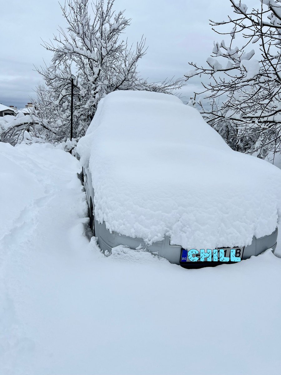 bitealightning's tweet image. баси кефа човек!!! най-накрая и аз да покарам субаруто като субару 🥹 хората си чистят чинно пред колите, на шуби само газ му дай

олсо ето толкова сняг имаме 🥹🥹