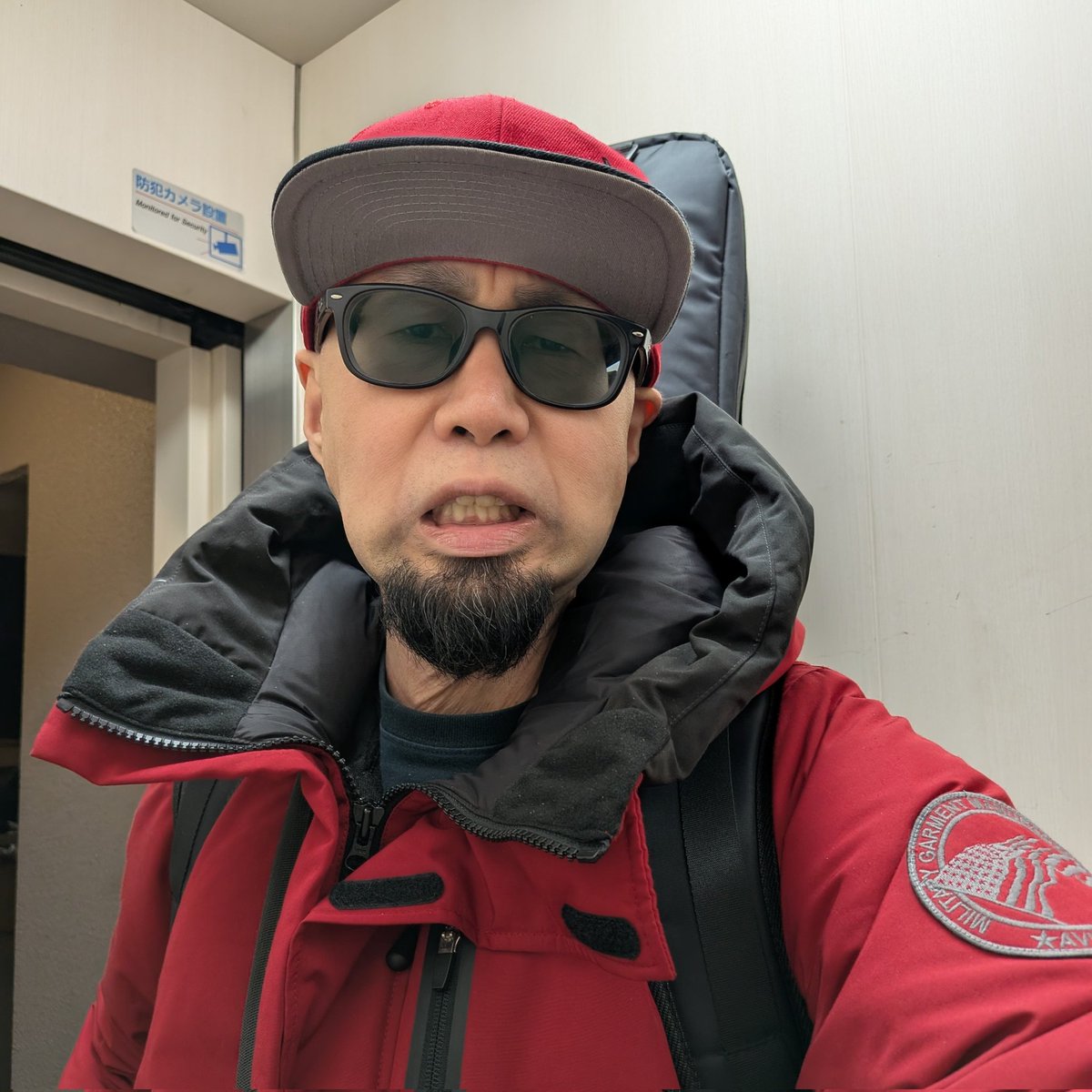 鬼 from HELLスタジオへ。
次男くんが「何時まで？」と聞くので「（夜の）11時まで」と言うと

「帰ってきてくる時気をつけてね
   日付が変わると豆を投げつけられるから」

節分って日付変わってすぐやるの！？

それなら服装が赤鬼っぽいので、リスクが高そうw

#鬼fromHELL #ONIfromHELL #節分