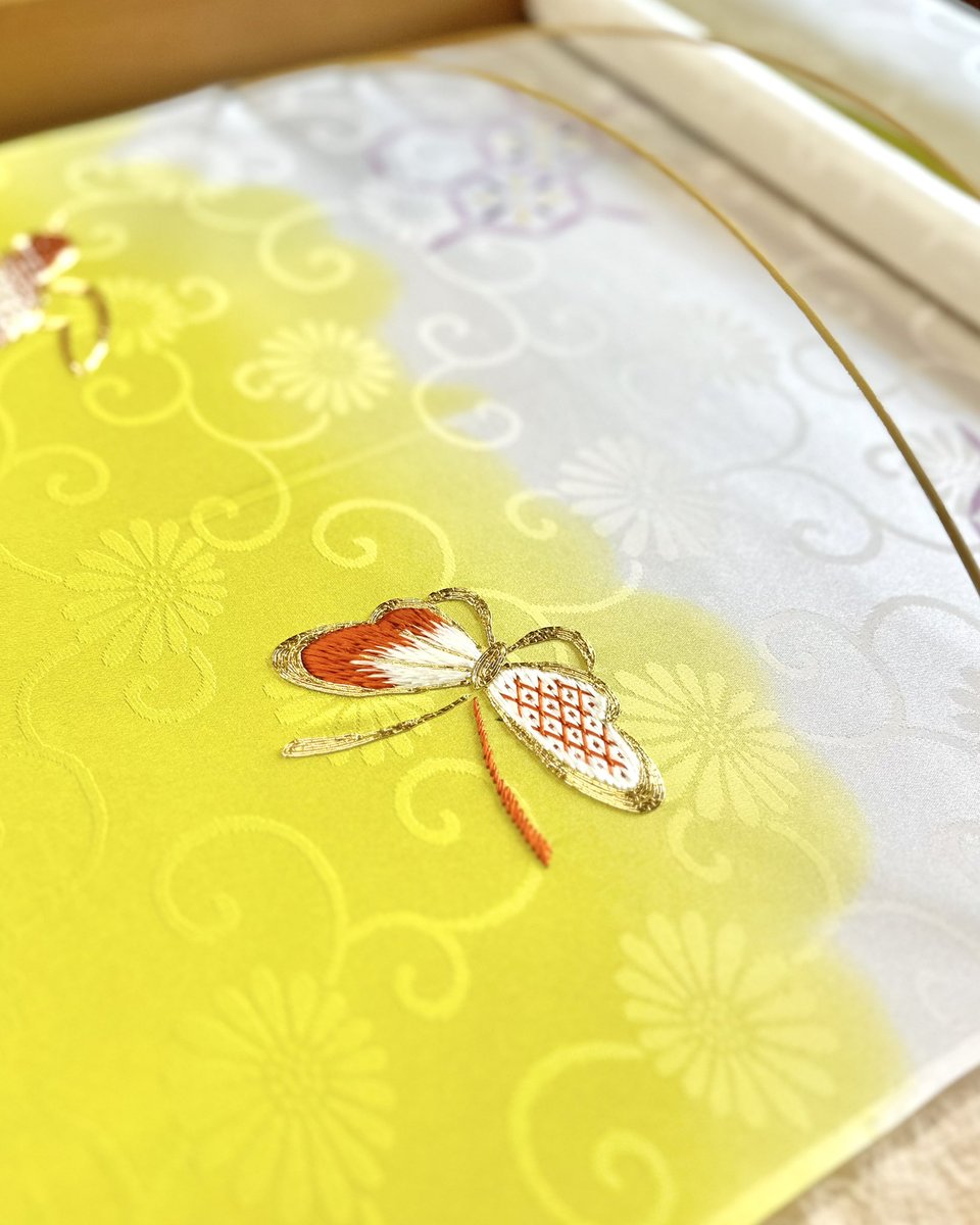蝶は疋田、さし繍、金駒など 緑の中でも鶸色はとても好きな色ですが