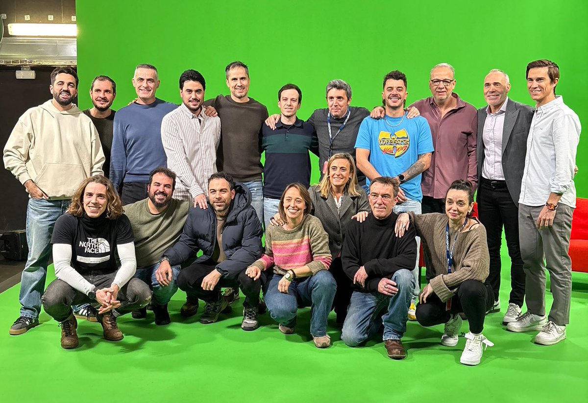aarenas_'s tweet photo. @alexcorretja74 @fernan_ruiz @alvarobenitolb @Eurosport_ES ¡Muchas gracias! ☺️ Es muy 🔝 trabajar rodeado de este EQUIPAZO. ⭐️
👏🏻 @Eurosport_ES 👏🏻 https://t.co/xtaxvWyCRr