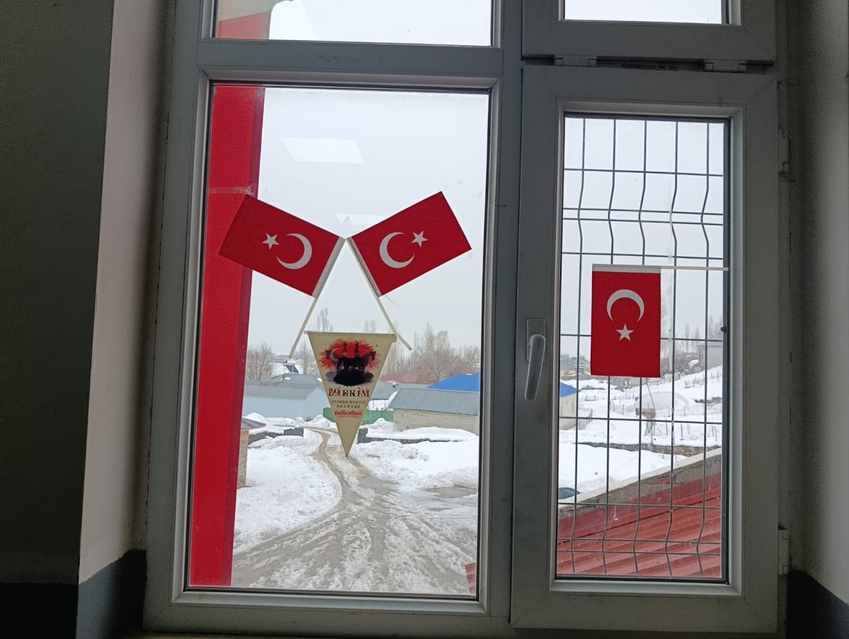 “Bayrakları bayrak yapan üstündeki kandır, Toprak, eğer uğrunda ölen varsa vatandır.”