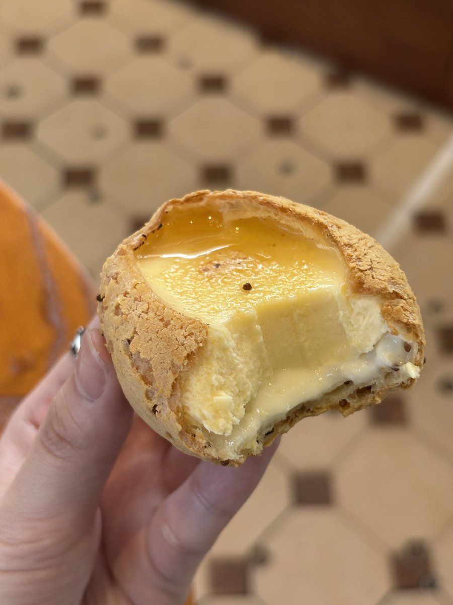 ขนมที่เเมสที่สุดดด!!! โมจิพุดดิ้งของหม่องนี่โก ร้านของเชฟเฟิร์ส Masterchef วิวไปซื้อหน้าร้านตรงหัวลำโพง เนื้อคัสตาร์ดเนียนๆด้านล่างเป็นโมจิหนุบๆตัวแป้งอร่อยมาก หวานน้อยดี 1กล่องมี3ชิ้น 90฿ กินตอนเย็นๆคือเริ่ดมาก ไปมาวันเสาร์ช่วงเช้าคิวยังไม่เยอะ😋
📍Mongni Go (mrt หัวลำโพง)