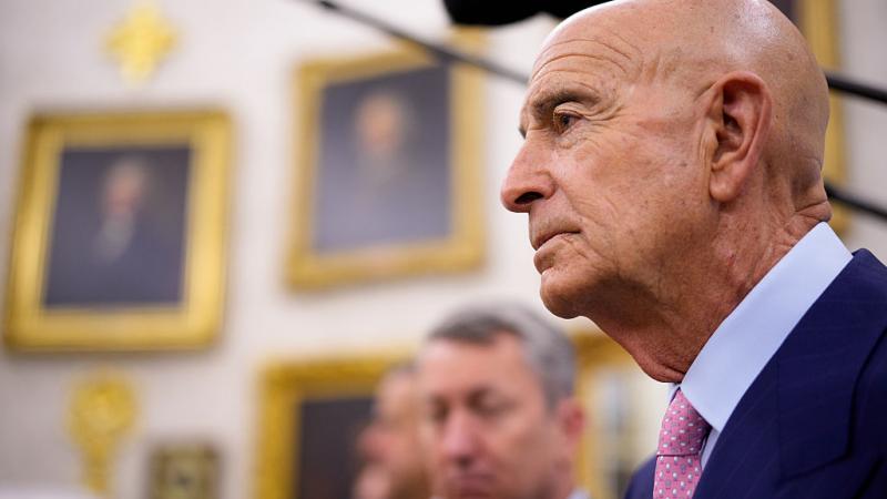 وجهة نظر..
🎯 ما رأيكم بهذا الكلام؟
⬇️⬇️⬇️

وداعًا لإقليم كردستان

لم يعد الأمر شائعة، ولا تهويلًا سياسيا.
إنه توم باراك، مبعوث الرئيس الأميركي دونالد ترمب الجديد إلى العراق، الاسم الذي يحمل معه نهاية مرحلة كاملة. 
الرجل لا يأتي ليرمم الفيدرالية، بل ليدفنها… علنًا، وبلا مجاملات.