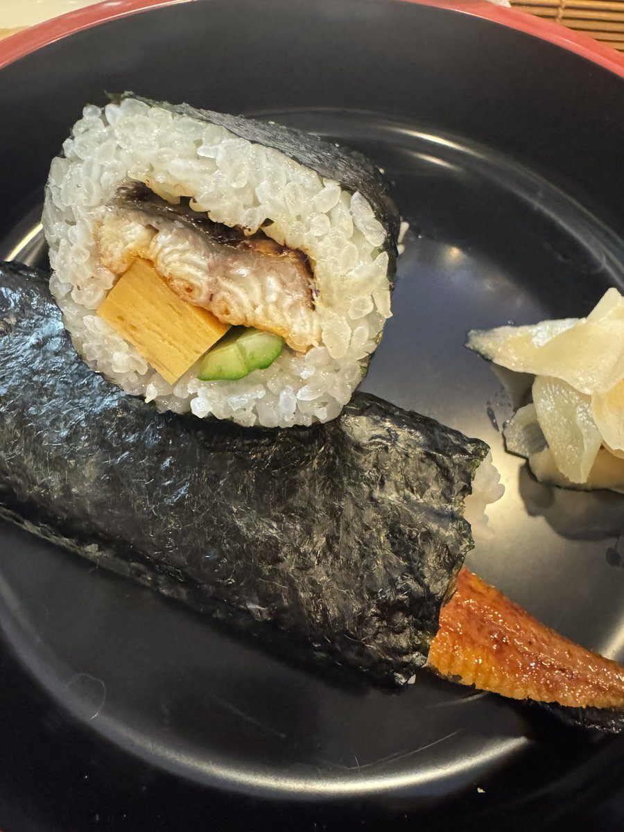 LeSnow0203's tweet photo. 恵方巻き
今回は3種類🍣
・かんぴょうとしいたけ
・うなぎ
・中トロとホタテ

うちは高齢者も多いのでテーブルに出したのはカットしちゃいました(´>∀<｀)ゝ https://t.co/tweB6N7UCU