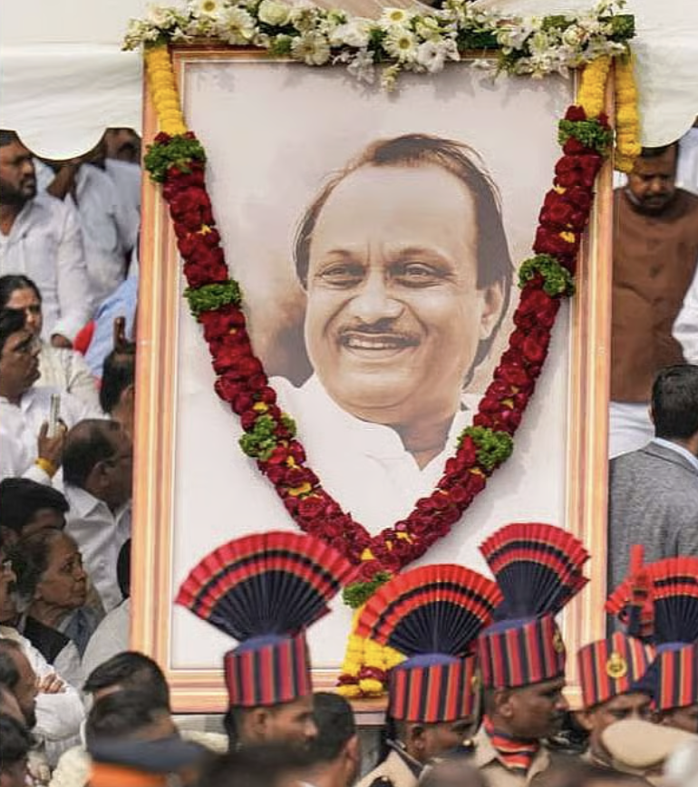 thetatvaindia's tweet photo. Gold chains worth nearly ₹30 lakh STOLEN during Ajit Pawar’s funeral in Baramati. https://t.co/x406Bvt87j