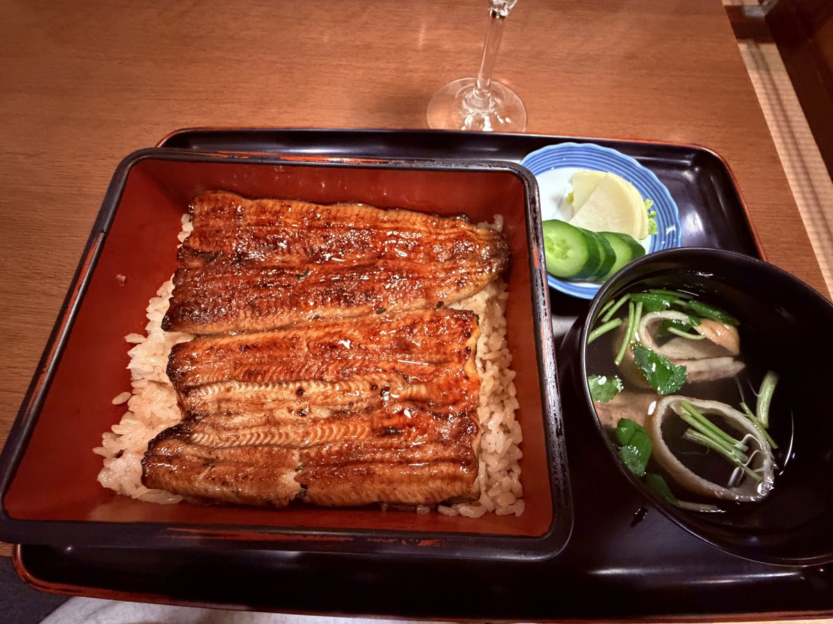 ユンセリと同じセンイルのウリオンマ。今日は私がとっ散らかってたので食事会は延期になったけど、代わりに鰻食べれたの私得w
鰻→ケーキ→大福で8時なのに全員すっかり出来上がってる🤗🍾ちゅっかへ！