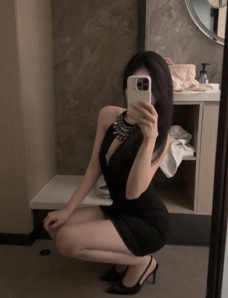 SslinMi's tweet photo. 裙子：我撐不住了
腿：我真的太長

這角度很不OK
差點就曝光 😅 https://t.co/duCeAlAChz