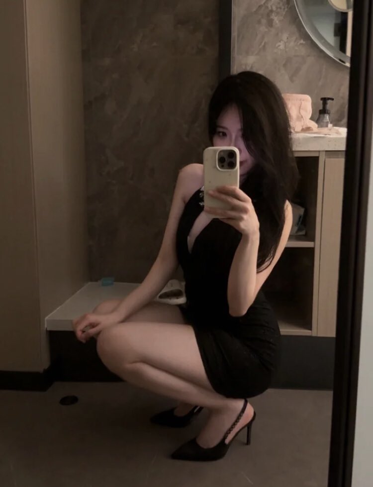 SslinMi's tweet photo. 裙子：我撐不住了
腿：我真的太長

這角度很不OK
差點就曝光 😅 https://t.co/duCeAlAChz