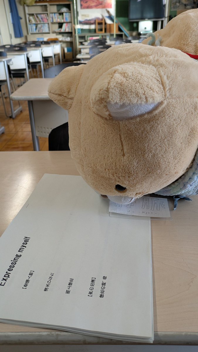 kosinanengeki's tweet photo. 【今週の越南演劇部的ハイライト】
おはようございます！先週の部活では春大会の打ち合わせ的な会議に参加しました！上演順などを決めました！また後日改めて情報は載せようと思います🙇

さて、台本の印刷も実は終わらせまして👍

ｱｯ……じょうみゃく、それは食べちゃ駄目！！

🐱「……🥺」 https://t.co/rGVY6jUDkn