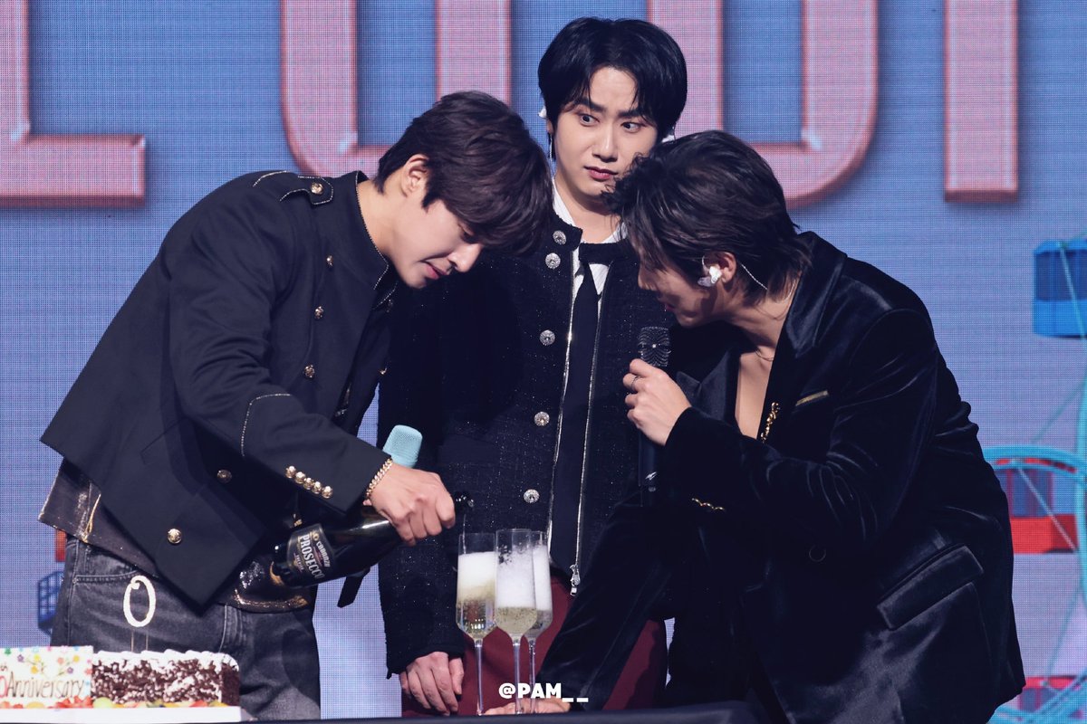 ThankyusArg1's tweet photo. [ FOTOS ] FIVE 0 ONE TOUR WORLD 20TH ANNIVERSARY HONG KONG  💛🥰💚

Hermosos !! Kim Kyu Jong , Heo Young Saeng  y Kim Hyun Joong  💚💚💚🥰😍♥️😘
@kyujongthecnt

#SS501 #Five0one #Kimkyujong 

[Creditos : 喜欢什么发什么 / Posby  @ThankyusArg1] https://t.co/edPf2eDLX4