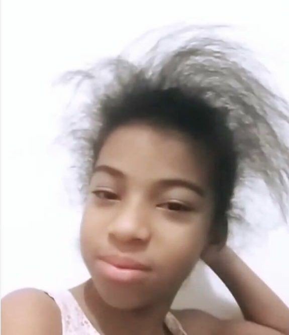 taynaracampos_'s tweet photo. ontem no meio do bloco minha mãe me ligou e eu tava de pijama

virou O CELULAR pra eu ver o bloco

e todo mundo que estava passando com glitter e cerveja estava me vendo assim na tela do celular https://t.co/RobcGRD00x