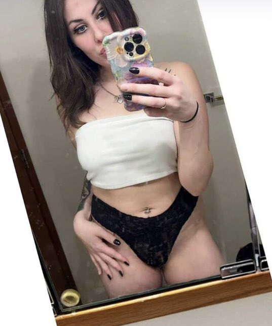 Brittsofteasear's tweet photo. Been a while I post, hope y’all didn’t miss me too much 😊 I’m back fully now for y’all 💦 https://t.co/BArOv4MNrP