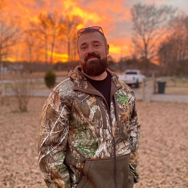 Cultination1's tweet image. 🚨🇺🇸👮‍♂️ UN PÈRE TRAQUE LE MONSTRE QUI A VIOLÉ SA FILLE DE 13 ANS, LE TUE ET SE LANCE AUX ÉLECTIONS POUR DEVENIR SHÉRIF. 

En octobre 2024, Aaron Spencer, vétéran de l’armée américaine, père de famille et agriculteur de 37 ans, découvre que sa fille de 13 ans a disparu de son lit…