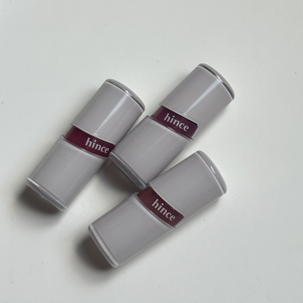 hince raw glow gel tint
: ON MUTE

ออกสีใหม่มาฟีลโทนตุ่นๆนัวๆนี้ให้สวยทุกสี

31 vague โทน MLBB ชมพูนู้ดฟีลสีปากอมชมพูธรรมชาติ / warm tone🍨

32 dim allure โทนชมพูตุ่นๆ / cool tone🫐

33 depth โทนชมพูติดแดงนิดนึง ไม่แดงมากแบบตะโกน ทาลงปากแล้วสีกำลังดี / neutral tone☁️